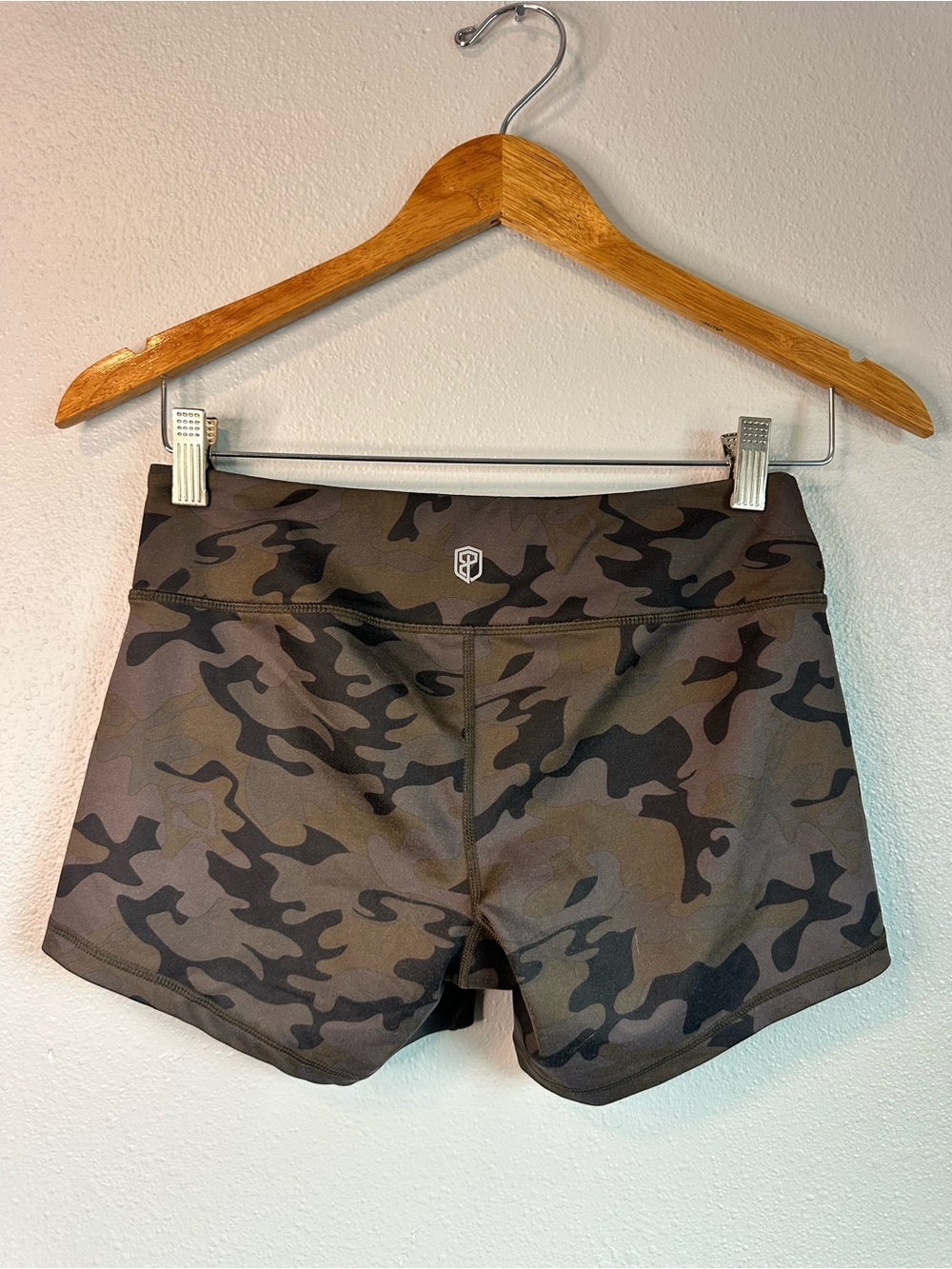 Born primitive shorts camo size small